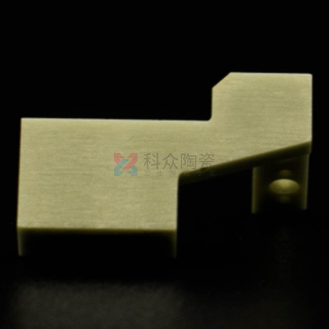 在工業(yè)行業(yè)中，科眾陶瓷廠是一家生產(chǎn)氧化鋯氧化鋁陶瓷零件廠家，在加工工藝上有特殊的優(yōu)勢(shì)存在，今天給大家介紹一種加工成型工藝，陶瓷注塑加工。